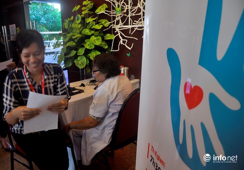 Gần 400 nam thanh nữ tú hiến máu cứu người - ảnh 2