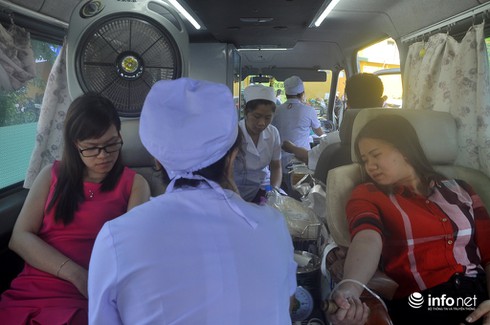 Gần 400 nam thanh nữ tú hiến máu cứu người - ảnh 3