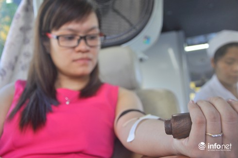 Gần 400 nam thanh nữ tú hiến máu cứu người - ảnh 1