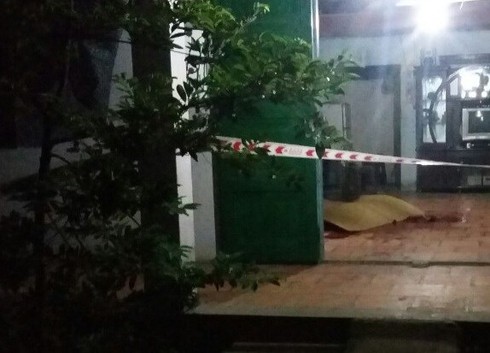 Về quê thắp hương cho bố mẹ xong, nghi can truy sát tình địch và vợ ra đầu thú - ảnh 1