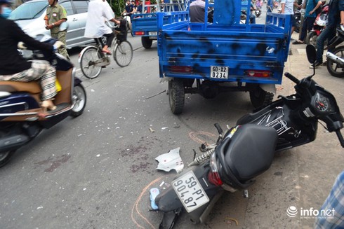 Container tông chết người, xe BMW đại náo đường phố làm 2 bà cháu thương nặng - ảnh 1