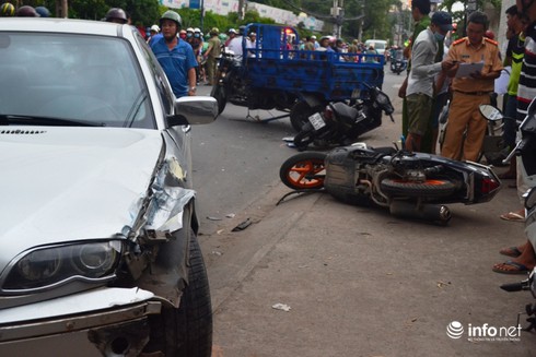 Container tông chết người, xe BMW đại náo đường phố làm 2 bà cháu thương nặng - ảnh 2