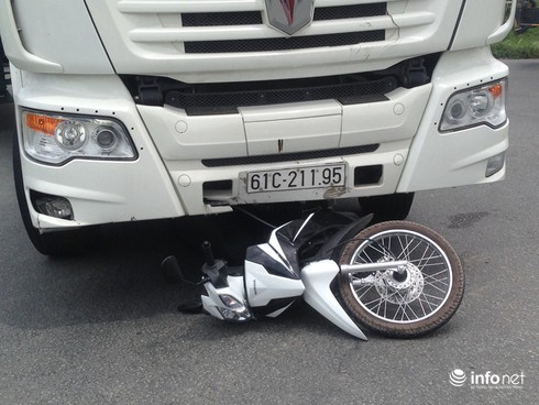 Container tông chết người, xe BMW đại náo đường phố làm 2 bà cháu thương nặng - ảnh 3