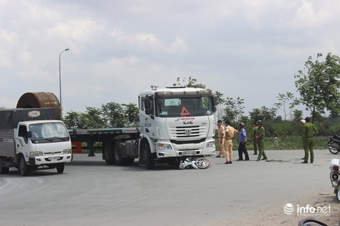 Container tông chết người, xe BMW đại náo đường phố làm 2 bà cháu thương nặng - ảnh 4