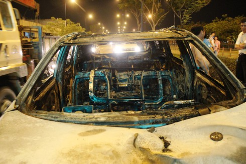 Tông người tử vong, ô tô kéo lê xe máy 4 km rồi cùng bốc cháy - ảnh 1