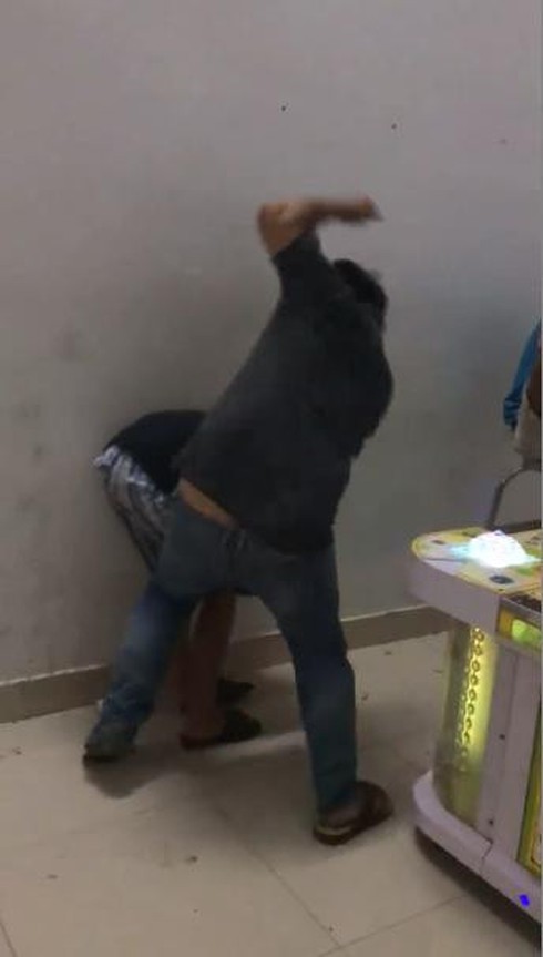 Thiếu niên bị đánh dã man trong tiệm game bắn cá - ảnh 1