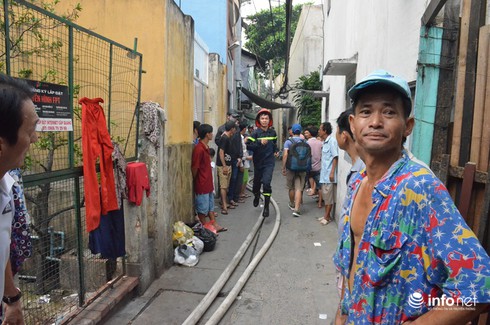 Cháy ngùn ngụt trong hẻm, cụ già, em nhỏ tháo chạy - ảnh 2