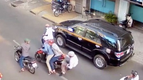 Băng nhóm dùng roi điện, mã tấu cướp giật “lộ diện” từ chiếc xe máy - ảnh 2