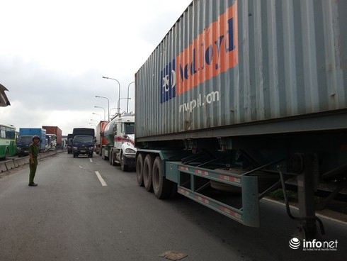 Xe BMW nát đầu, Container rụng bánh trên cầu Sài Gòn - ảnh 4