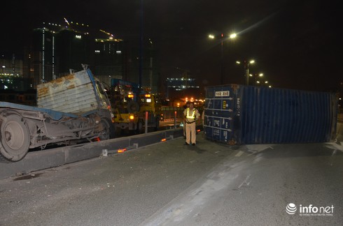 Xe BMW nát đầu, Container rụng bánh trên cầu Sài Gòn - ảnh 2