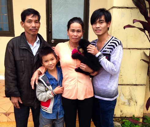 Người dân giao nộp 2 linh trưởng nguy cấp - ảnh 1