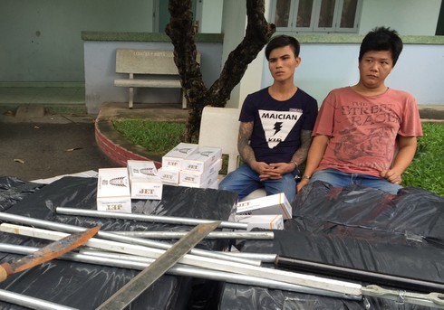 Cố thủ trong ô tô cùng hàng nghìn cây thuốc và hung khí - ảnh 1