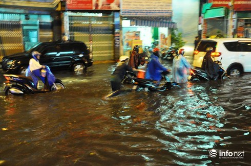Mưa ngập khiến tàu về ga Sài Gòn trễ hơn 3h - ảnh 2