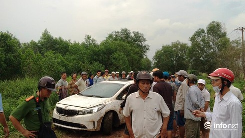 Bỏ trốn sau khi gây tai nạn chết người, ô tô chở thuốc lá lậu lao xuống kênh - ảnh 2