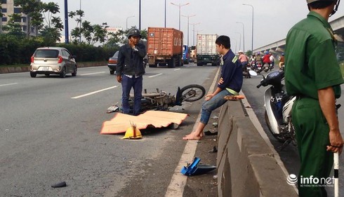 Chạy vào làn đường ô tô, nam công nhân tử vong - ảnh 1