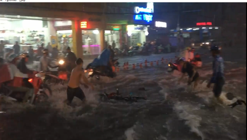 Clip “Đại hồng thủy” như thác lũ cuốn nhiều xe và người trong trận mưa lịch sử - ảnh 1
