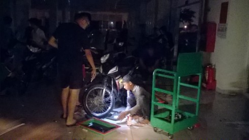 Thay nhớt, rửa xe hàng trăm xe máy cho sinh viên ĐH Quốc gia Tp.HCM bị ngập nước - ảnh 2