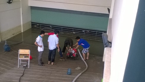 Thay nhớt, rửa xe hàng trăm xe máy cho sinh viên ĐH Quốc gia Tp.HCM bị ngập nước - ảnh 1