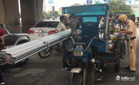 TP.HCM: Xử phạt nhiều xe tự chế chở hàng cồng kềnh - ảnh 1