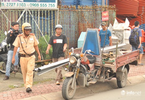 TP.HCM: Xử phạt nhiều xe tự chế chở hàng cồng kềnh - ảnh 2