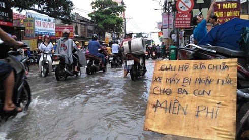 “Cứu hộ sửa chữa xe máy bị ngập nước cho bà con. Miễn phí” - ảnh 1
