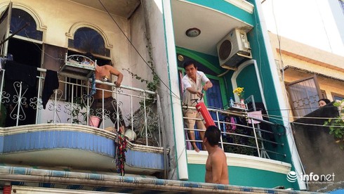 Thấy cháy nhà, bé gái chạy ra ngoài hốt hoảng kêu cứu - ảnh 1