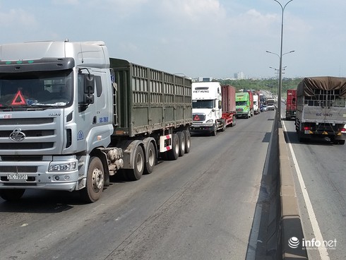 Liên tiếp xảy ra tai nạn, giao thông ùn ứ 5km - ảnh 4