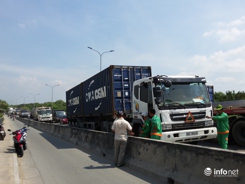 Liên tiếp xảy ra tai nạn, giao thông ùn ứ 5km - ảnh 3