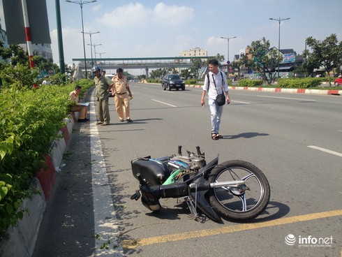 Xe máy tông dải phân cách làm 1 người chết; ô tô mất thắng gây tai nạn nghiêm trọng - ảnh 1