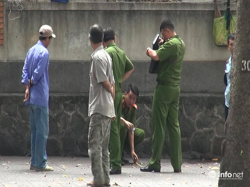 Nam thanh niên đâm cô gái rồi tự sát trên đường phố - ảnh 2