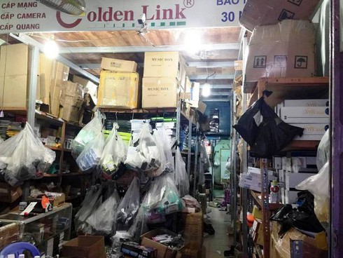 TP.HCM: Triệt phá đường dây nhập lậu thiết bị điện tử “khủng” - ảnh 1