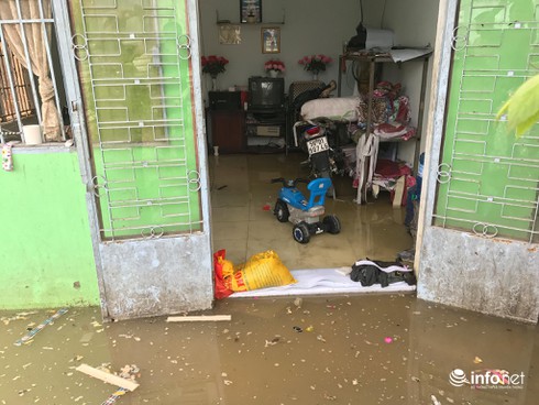 Nước tràn vào khu dân cư, hàng chục hộ dân bị ảnh hưởng - ảnh 1