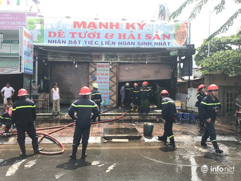 Tia lửa hàn xì thiêu rụi quán ăn trên đường Phạm Văn Đồng - ảnh 1
