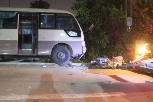 Xe khách tông nhiều xe máy dừng đèn đỏ, 2 cháu bé chết thảm - ảnh 2