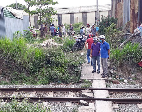 Băng qua đường ngang dân sinh, 2 người bị tàu tông chết - ảnh 1