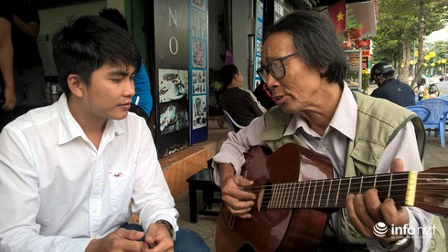 Gặp nhạc sỹ xuyên Việt xin 100 ngàn chữ ký gửi chiến sỹ biên cương, hải đảo - ảnh 2