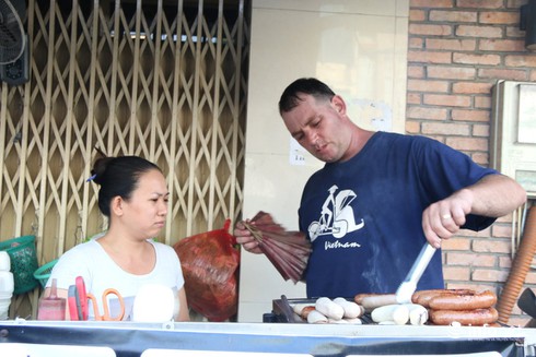 Chuyện tình yêu đẹp của cặp vợ Việt, chồng Tây bán xúc xích ở vỉa hè - ảnh 1