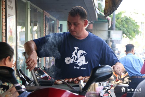 Chuyện tình yêu đẹp của cặp vợ Việt, chồng Tây bán xúc xích ở vỉa hè - ảnh 2