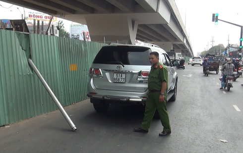 Ô tô thủng nóc vì thanh thép