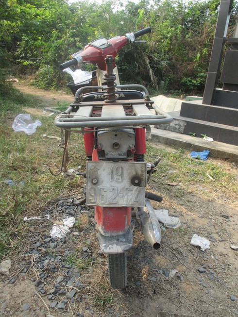 Tìm thân nhân người đàn ông chết bên mộ, có hình xăm đùi trái - ảnh 1