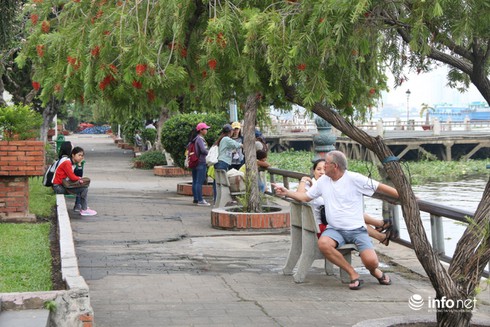 TP.HCM: Công viên bến Bạch Đằng xuống cấp trầm trọng - ảnh 1