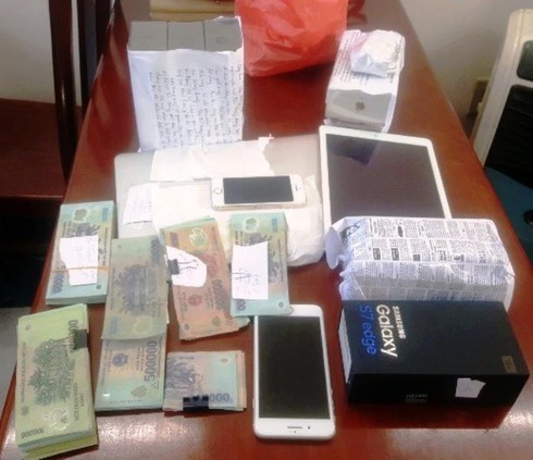 Tặng quà, dẫn bạn gái đi du lịch sau khi trộm lô điện thoại 1,5 tỷ - ảnh 1