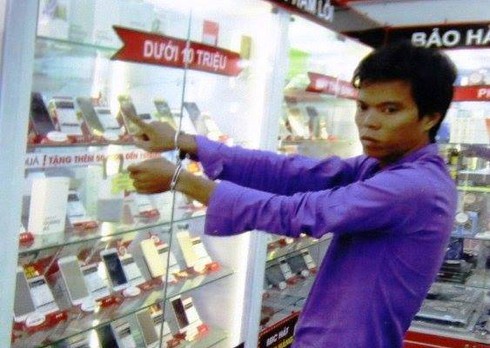 Tặng quà, dẫn bạn gái đi du lịch sau khi trộm lô điện thoại 1,5 tỷ - ảnh 2