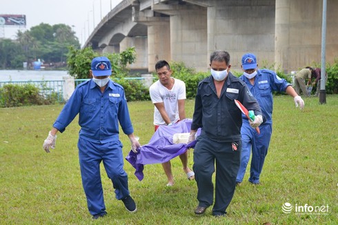 Phát hiện xác chết phân hủy trên sông Sài Gòn - ảnh 1