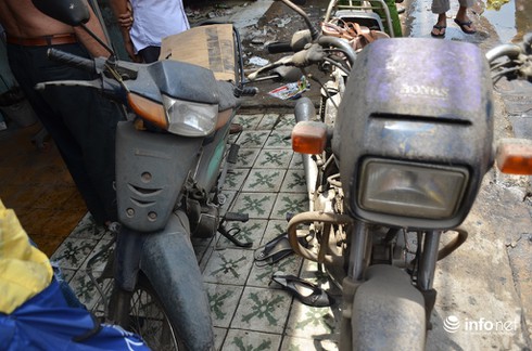 Phá cửa, cứu 2 vợ chồng trong ngôi nhà cháy ngùn ngụt - ảnh 2