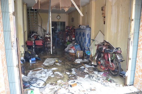 Phá cửa, cứu 2 vợ chồng trong ngôi nhà cháy ngùn ngụt - ảnh 1