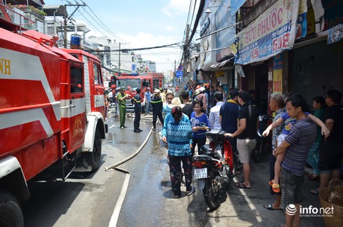 Phá cửa, cứu 2 vợ chồng trong ngôi nhà cháy ngùn ngụt - ảnh 3