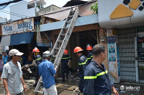 Phá cửa, cứu 2 vợ chồng trong ngôi nhà cháy ngùn ngụt - ảnh 4