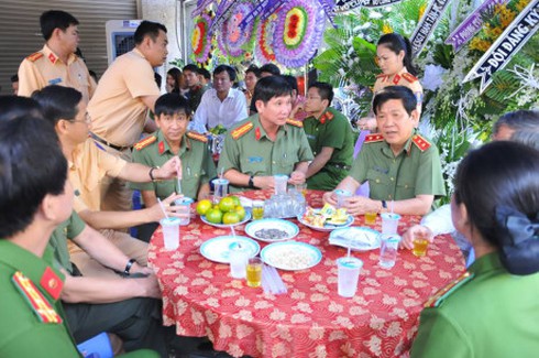 Lãnh đạo Bộ Công an viếng đám tang CSGT bị xe tải cán tử vong - ảnh 1