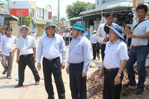 Bộ Nông nghiệp khảo sát hiện trường sạt lở sông Vàm Nao - ảnh 1